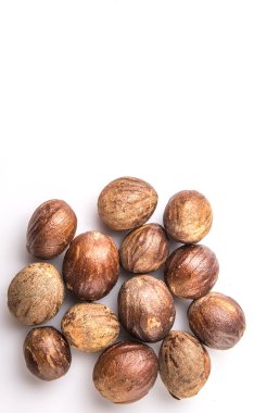 Beyaz arka plan üzerinde küçük Hindistan cevizi