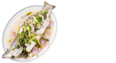 Beyaz plaka üzerinde Asya bas balık veya tatlı ve ekşi buğulanmış barramundi Malezya çanak