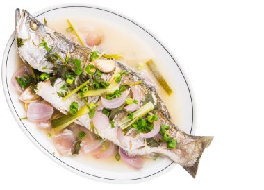 Beyaz plaka üzerinde Asya bas balık veya tatlı ve ekşi buğulanmış barramundi Malezya çanak