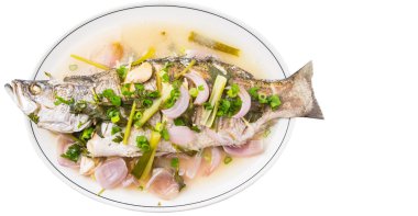 Beyaz plaka üzerinde Asya bas balık veya tatlı ve ekşi buğulanmış barramundi Malezya çanak