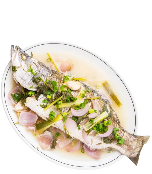 甘さと酸味の蒸しバラマンディや白いプレートにアジアの低音の魚のマレーシア料理 — ストック写真