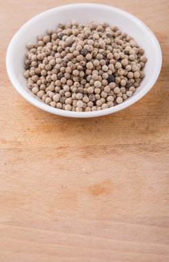 Beyaz biber ahşap yüzey üzerinde beyaz kase