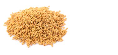 Çemen otu tohumu beyaz zemin üzerine