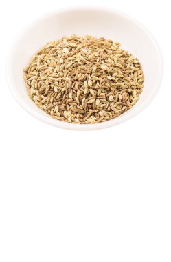 Kimyon tohum beyaz beyaz arka plan üzerinde kase