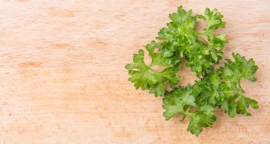 Maydanoz otlar ahşap yüzeye bırakır