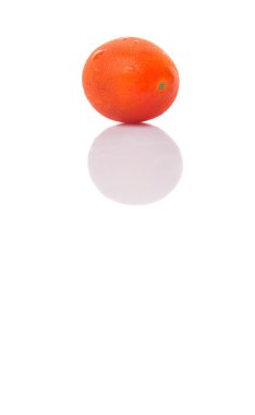 Beyaz arka plan üzerinde kırmızı kiraz üzüm domates ısırık büyüklüğünde