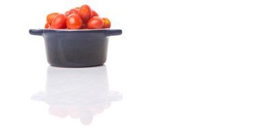 Beyaz arka plan üzerinde kırmızı kiraz üzüm domates mavi tencerede ısırık büyüklüğünde