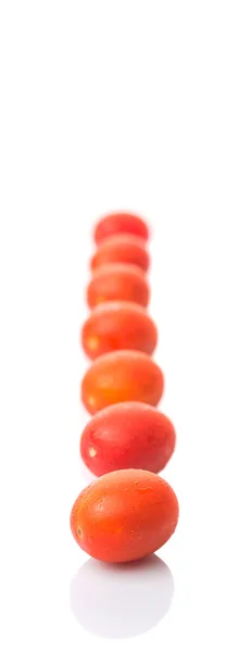 咬大小红色樱桃葡萄西红柿在白色背景下 — 图库照片