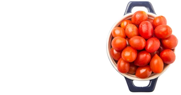 Bite Wielkości Czerwony Wiśniowy Moszcz Pomidor Niebieski Garnek Białym Tle — Zdjęcie stockowe