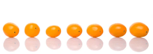 Gelbe Orangefarbene Traube Tomate Auf Weißem Hintergrund — Stockfoto