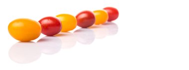 Beyaz arka plan üzerinde sarı ve kırmızı üzüm domates