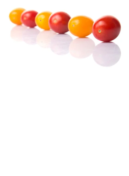 Gula Och Röda Druva Tomater Över Vit Bakgrund — Stockfoto