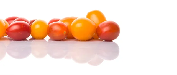 白い背景の上の黄色と赤のミニトマト — ストック写真
