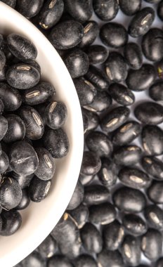 Beyaz kase siyah fasulye