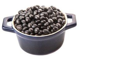 Mavi tencerede siyah fasulye