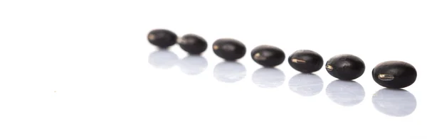 白色背景下的黑豆 — 图库照片