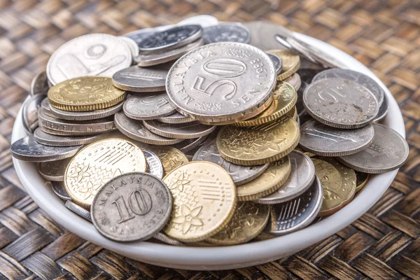 Münzen in weißer Schale — Stockfoto