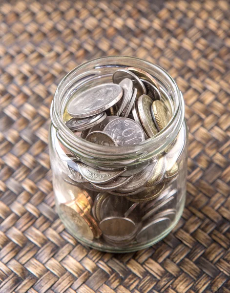 Malaysische Münzen Einem Einmachglas Über Korbhintergrund — Stockfoto