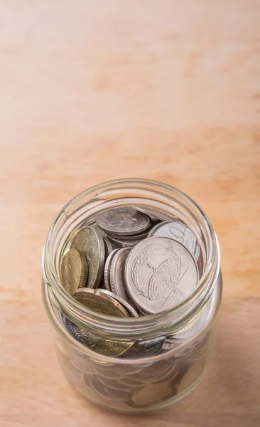 Maleisische Munten Een Metselaar Jar Houten Achtergrond — Stockfoto