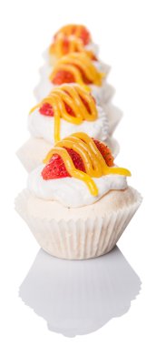 Mini pavlova beyaz arka plan üzerinde çilek tepesi ile