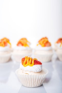 Mini Pavlova çilek tepesi ile