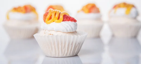 Mini Pavlova met aardbei Topping — Stockfoto