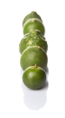 Kireç, makrut veya Güney Afrika'da bir kabile kireç ve beyaz arka plan üzerinde calamansi