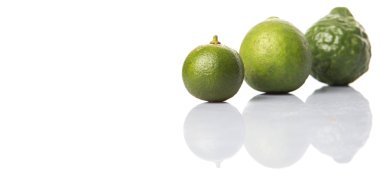 Kireç, makrut veya Güney Afrika'da bir kabile kireç ve beyaz arka plan üzerinde calamansi