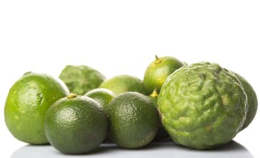 Kireç, makrut veya Güney Afrika'da bir kabile kireç ve beyaz arka plan üzerinde calamansi