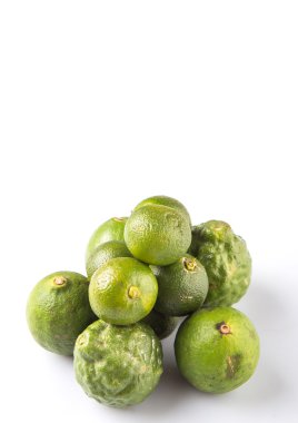 Kireç, makrut veya Güney Afrika'da bir kabile kireç ve beyaz arka plan üzerinde calamansi