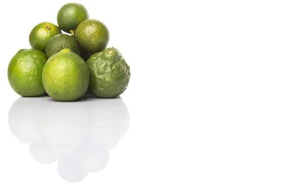 Chaux Makrut Kaffir Lime Calamansi Sur Fond Blanc — Photo