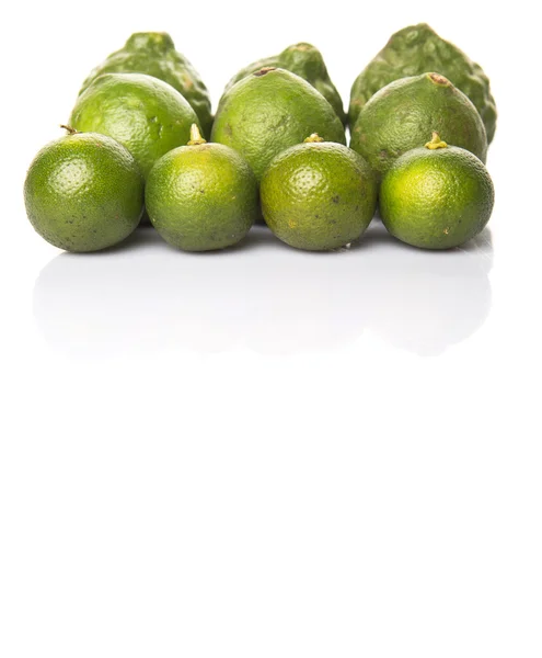 Limão Makrut Kaffir Cal Calamansi Sobre Fundo Branco — Fotografia de Stock