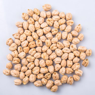 Beyaz arka plan üzerinde çiğ nohut