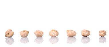 Beyaz arka plan üzerinde çiğ nohut