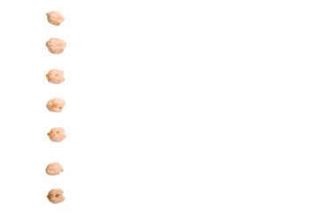 Beyaz arka plan üzerinde çiğ nohut