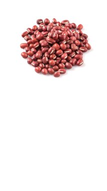 Beyaz arka plan üzerinde kırmızı adzuki fasulyesi