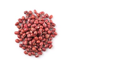Beyaz arka plan üzerinde kırmızı adzuki fasulyesi