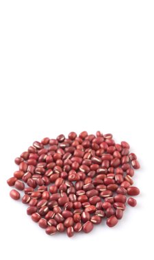 Beyaz arka plan üzerinde kırmızı adzuki fasulyesi