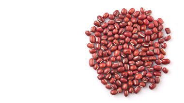 Beyaz arka plan üzerinde kırmızı adzuki fasulyesi