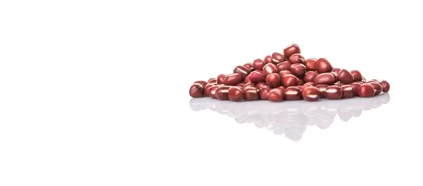 Rote Adzuki Bohnen Auf Weißem Hintergrund — Stockfoto