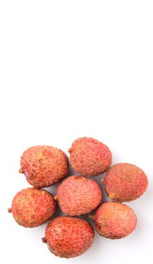 Beyaz arka plan üzerinde olgunlaşmış lychee meyve
