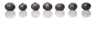 Beyaz arka plan üzerinde yaban mersini meyve