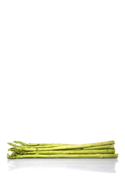 Espargos verdes frescos vegetais — Fotografia de Stock