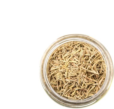 Biberiye otlar bir mason kavanoza beyaz arka plan üzerinde kurutulmuş