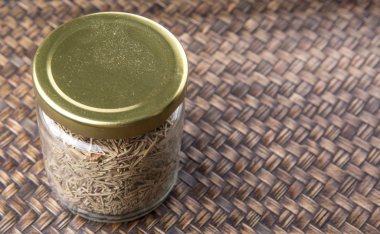 kurutulmuş biberiye otlar