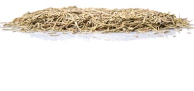 Beyaz arka plan üzerinde kurutulmuş biberiye bitki yaprakları