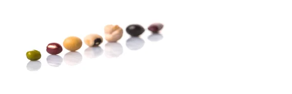 黑眼豌豆 红小豆 黑豆和红芸豆白色背景上 — 图库照片