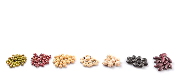 黒目豆 白い背景に赤インゲン豆 — ストック写真