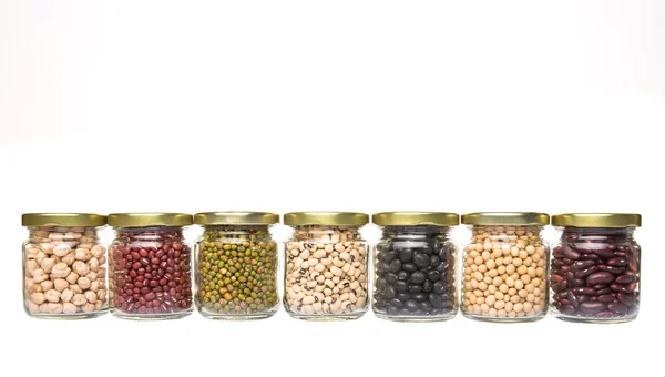 黒目豆 ひよこ豆 黒豆と白背景に石工の Jar ファイルに赤インゲン豆 — ストック写真