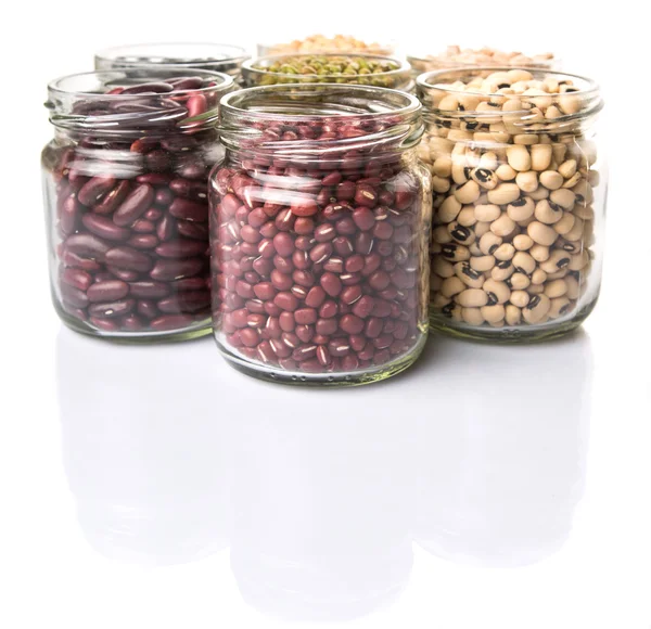 黑眼豌豆 鹰嘴豆 红小豆 黑豆和红芸豆在罐子里 在白色的背景 — 图库照片